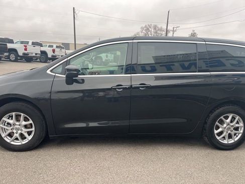 Used 2023 Chrysler Pacifica Touring-L FWD image 5