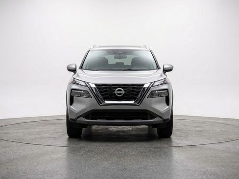 Used 2025 Nissan Rogue SV image 2