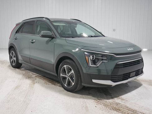 Used 2023 Kia Niro EX image 3