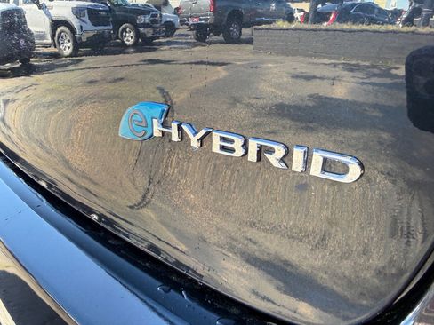 Used 2023 Chrysler Pacifica Touring-L image 7