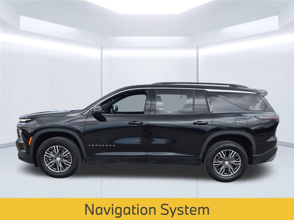 Used 2025 Chevrolet Traverse LT FWD image 2