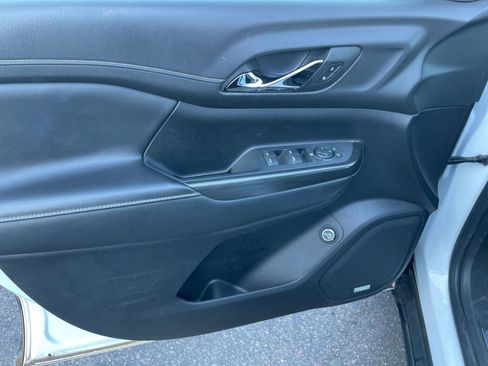 Used 2023 GMC Acadia SLT image 18