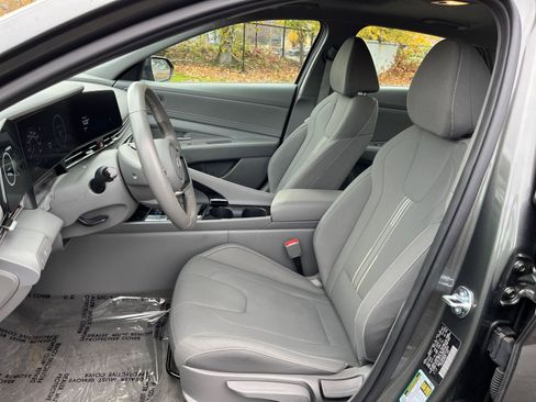 Used 2025 Hyundai Elantra SEL image 35
