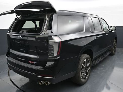 Used 2025 Chevrolet Suburban RST w/ Comfort Package AWD/4WD image 9