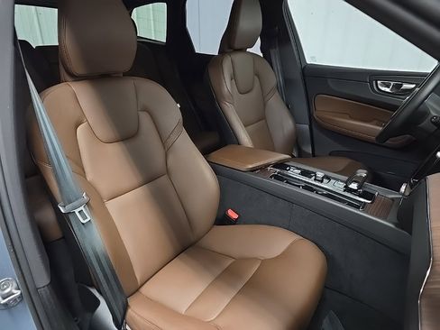 Used 2023 Volvo XC60 B5 Plus image 15