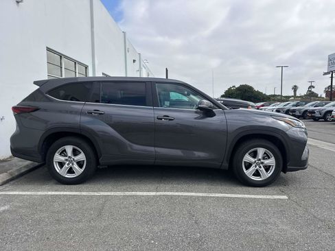 Used 2025 Toyota Highlander LE FWD image 2