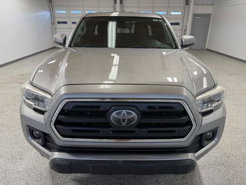 Used 2018 Toyota Tacoma SR5 AWD/4WD image 3