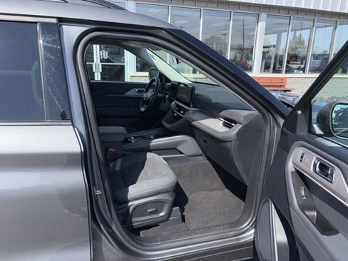 Used 2025 Ford Explorer Active AWD/4WD image 5