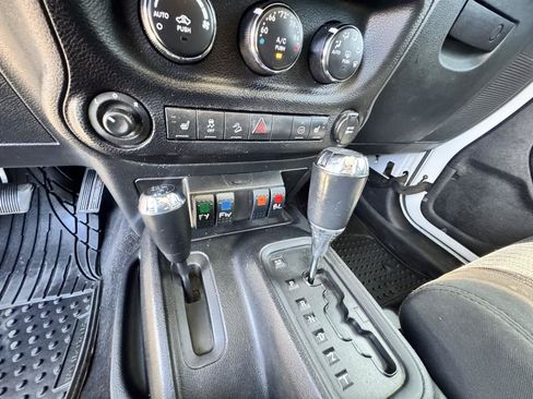 Used 2011 Jeep Wrangler Unlimited Rubicon w/ Connectivity Group AWD/4WD image 29