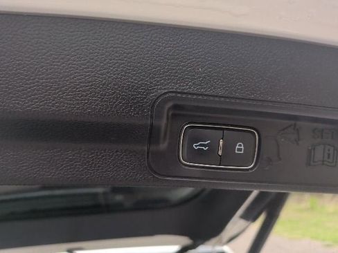 Used 2022 Ford Explorer XLT w/ Equipment Group 202A RWD image 12
