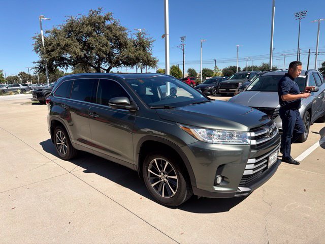 Used 2019 Toyota Highlander XLE FWD image 2