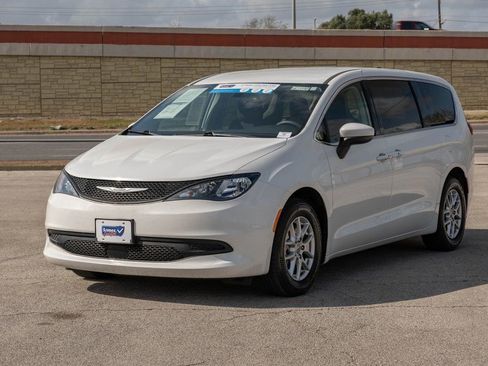 Used 2022 Chrysler Voyager LX image 3