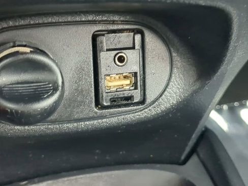 Used 2017 Toyota Yaris L image 19