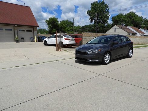 Used 2018 Ford Focus SE FWD image 5