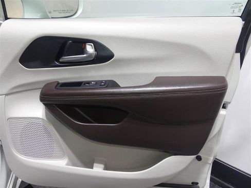 Used 2020 Chrysler Pacifica Touring-L w/ Tire & Wheel Group FWD image 19