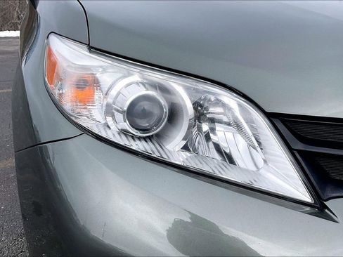 Used 2020 Toyota Sienna L image 30