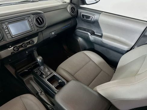 Used 2017 Toyota Tacoma SR image 10