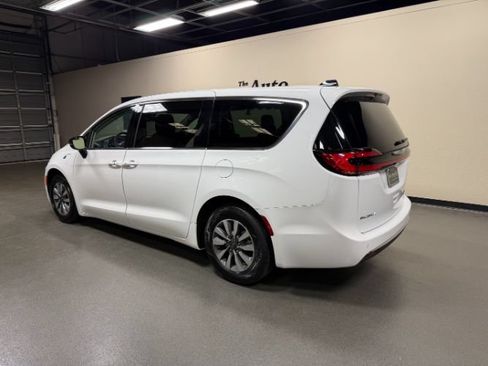 Used 2024 Chrysler Pacifica Limited FWD image 2