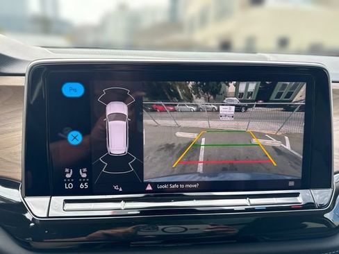 Certified 2025 Volkswagen Atlas SE FWD image 24