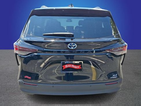 Used 2024 Toyota Sienna XLE FWD image 5