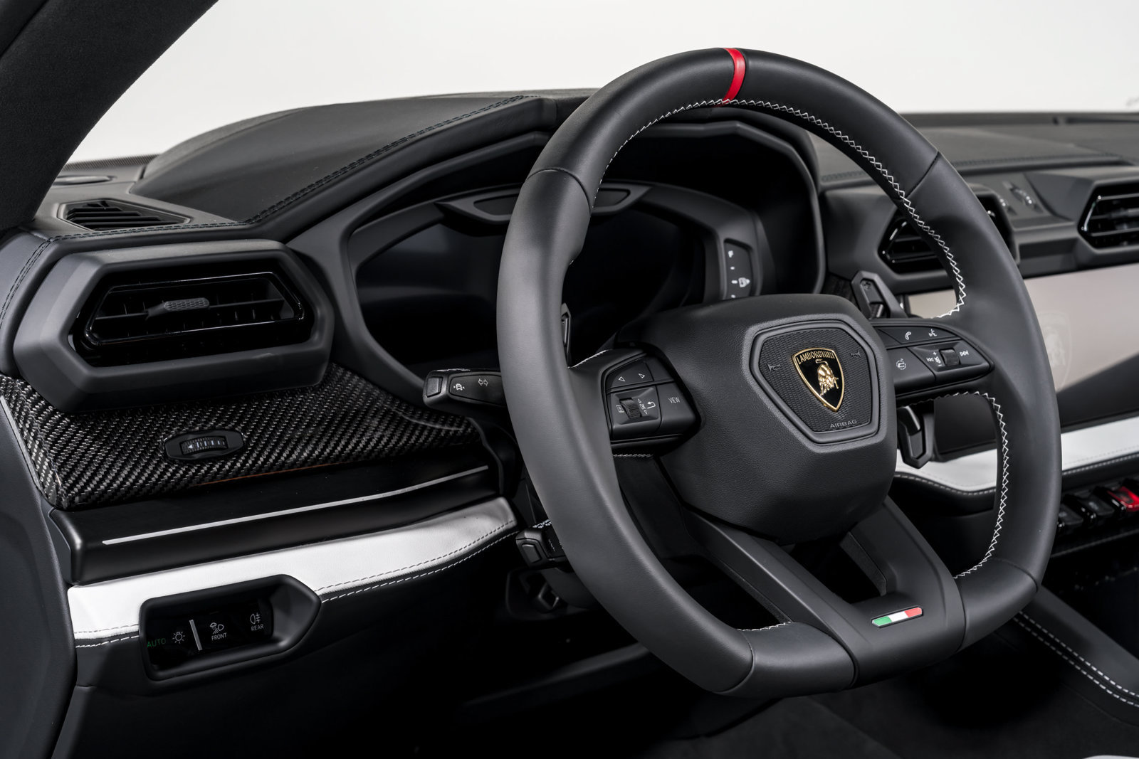 Used 2025 Lamborghini Urus SE AWD/4WD image 14