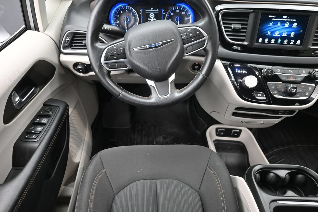 Used 2019 Chrysler Pacifica Touring Plus w/ Tire & Wheel Group FWD image 14