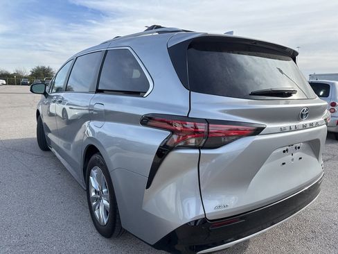 Used 2023 Toyota Sienna Limited image 7