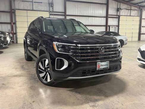 Used 2025 Volkswagen Atlas SE image 1