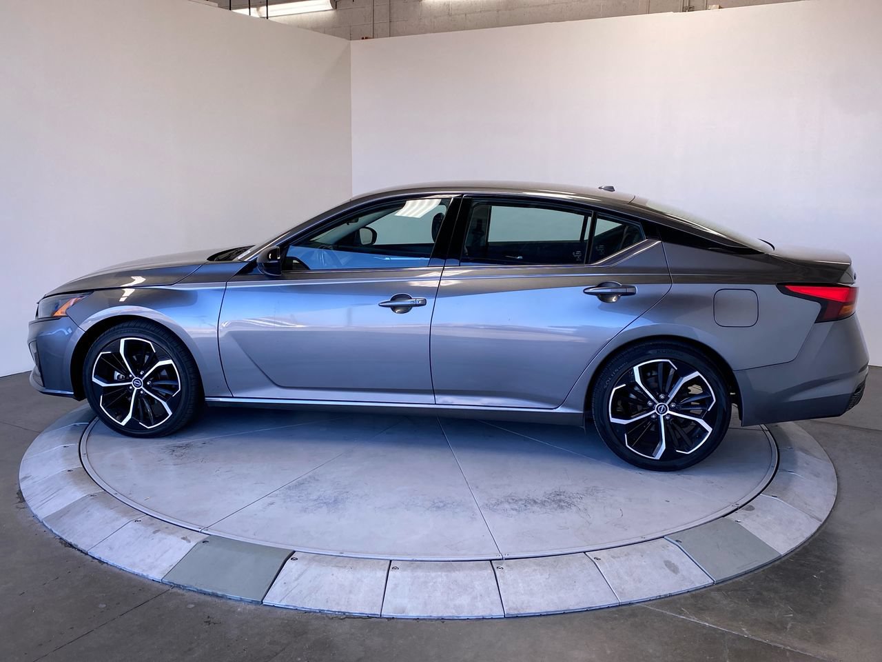 Used 2023 Nissan Altima 2.5 SR FWD image 2