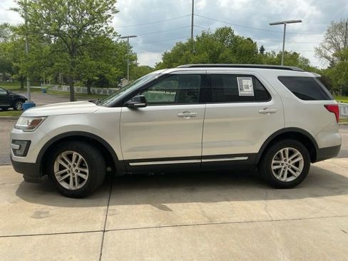 Used 2017 Ford Explorer XLT w/ Equipment Group 201A FWD image 7