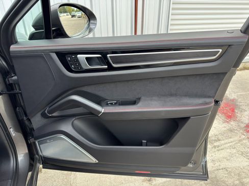 Used 2022 Porsche Cayenne GTS w/ Premium Package image 47