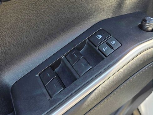 Used 2023 Toyota Highlander LE AWD/4WD image 21
