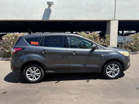 Used 2017 Ford Escape SE FWD image 3