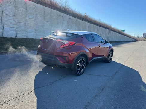 Used 2018 Toyota C-HR XLE image 3