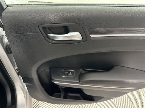 Used 2020 Chrysler 300 Touring image 27
