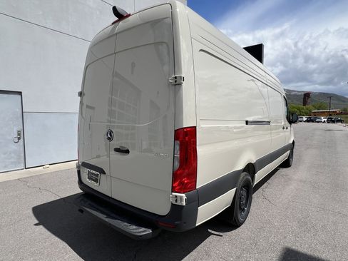 Used 2024 Mercedes-Benz Sprinter 2500 image 15