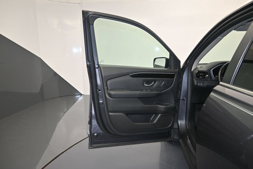 Used 2025 Honda Pilot EX-L image 10