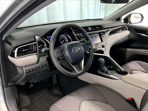 Used 2018 Toyota Camry LE FWD image 14