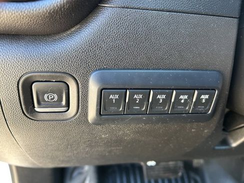 Used 2022 GMC Sierra 3500 Pro w/ Convenience Package image 18