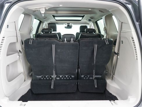Used 2023 Chrysler Pacifica Limited FWD image 9