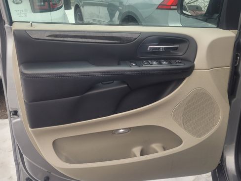 Used 2018 Dodge Grand Caravan SE w/ UConnect Hands-Free Group image 10