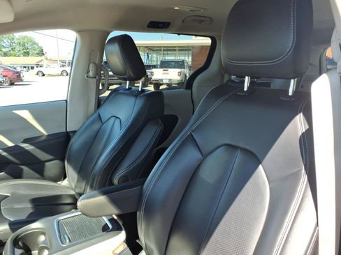 Used 2023 Chrysler Pacifica Touring-L FWD image 15
