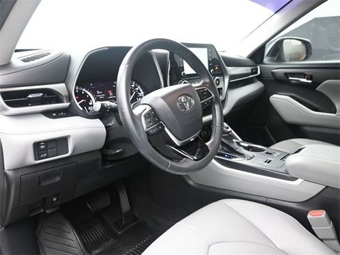Used 2021 Toyota Highlander XLE image 8