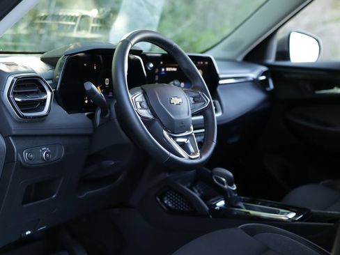 Used 2025 Chevrolet TrailBlazer LT w/ Convenience Package FWD image 9