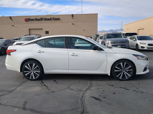 Used 2021 Nissan Altima 2.5 SR image 2
