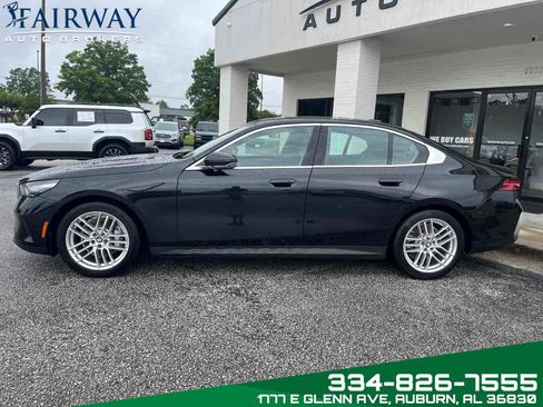 Used 2024 BMW 530i w/ Premium Package image 9