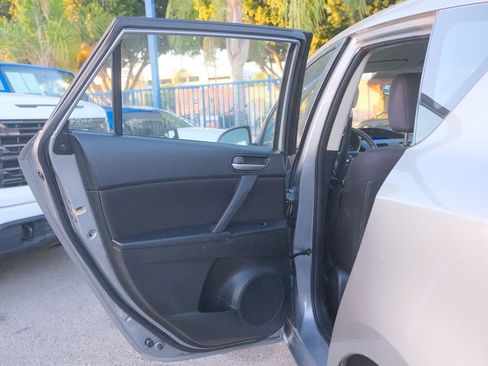 Used 2013 MAZDA MAZDA3 i Touring image 32