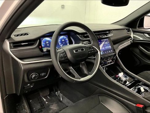 Used 2023 Jeep Grand Cherokee Altitude AWD/4WD image 16