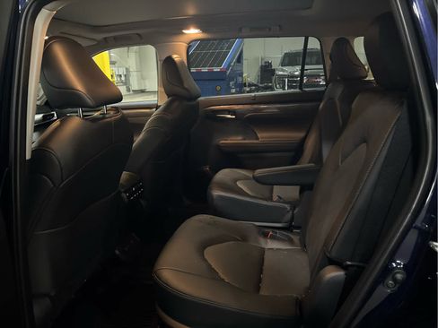 Certified 2025 Toyota Highlander Platinum image 8