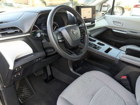 Used 2025 Toyota Sienna LE image 13